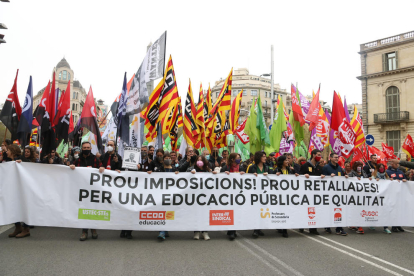 La manifestació de docents que va recórrer ahir Barcelona