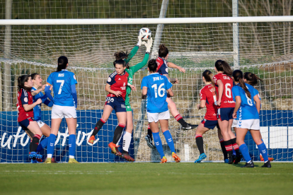 Iris Aixalà intenta rematar una pilota aèria davant de Patri Zugasti, autora del primer gol de l’Osasuna.