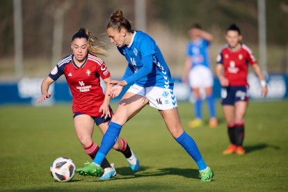 Iris Aixalà intenta rematar una pilota aèria davant de Patri Zugasti, autora del primer gol de l’Osasuna.