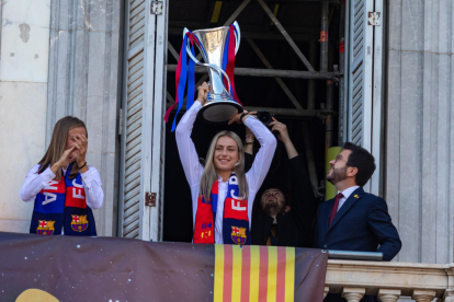 Jugadores del Barça, ahir a la plaça Sant Jaume, mostrant la Champions que van guanyar dissabte davant de l’afició blaugrana.