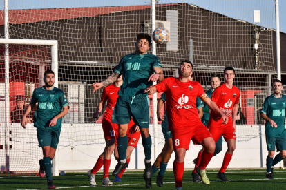 Youssef celebra su primer gol y el segundo del Atlètic Lleida ayer.