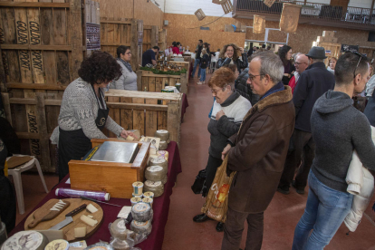 Visitants a la Fira De Prop ahir davant d’una parada de formatges.
