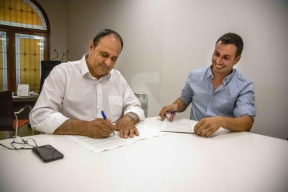 Antoni Villas i Ramon Solé signen el pacte d'acord