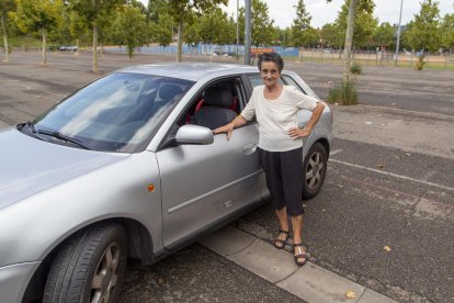 Carme Solé, de 78 anys, al costat del seu vehicle, que usa de forma habitual per moure’s per Lleida.