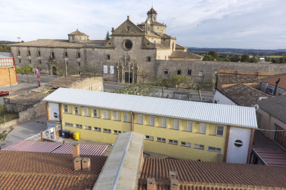 L’escola és al costat del santuari, que cedeix part de les antigues escoles per a l’institut.