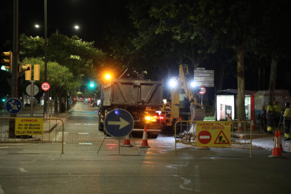 Ahir van començar les obres nocturnes per millorar el ferm de les avingudes Blondel i Madrid.