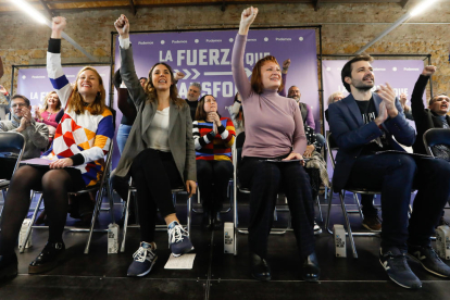 Irene Montero, amb jaqueta grisa, ahir en l’acte de Podem a Múrcia al costat de membres del partit.