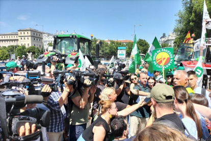 Luís Cortés, coordinador estatal d'Unió d'Unions de Pagesos i Ramaders, confederació a la qual pertany Unió de Pagesos, atenent els mitjans davant del Ministeri d'Agricultura