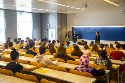 Alumnos durante las pruebas de selectividad en la Universidad de Lleida.