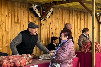 La sala La Cultural de Bell-lloc acoge la primera feria de vino y gastronomía de Bell-lloc.