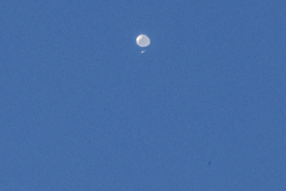 El globus era visible malgrat que sobrevolava els EUA a una altura de 18.000 metres.