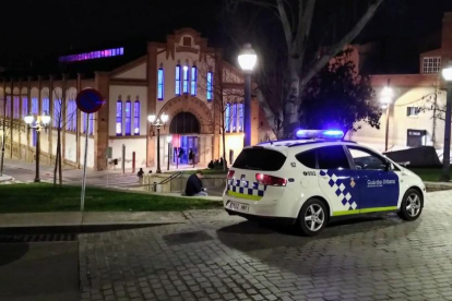 Un vehículo de la Guardia Urbana de Lleida ante el Mercat del Pla