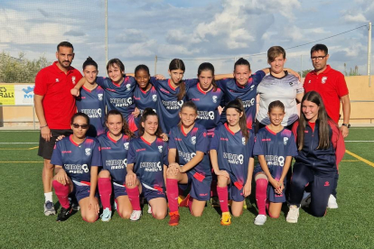 L’equip femení del CEF Almacelles, abans d’estrenar-se en competició aquest cap de setmana.