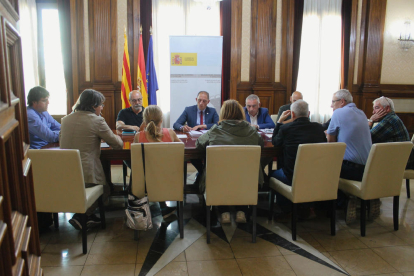 Reunió de sindicats agraris i Canal d’Urgell amb Crespín.