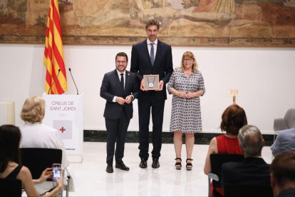 El president de la Generalitat, Pere Aragonès; l'ex basquetbolista Pau Gasol amb la Creu de Sant Jordi, i la consellera de Cultura, Natàlia Garriga.