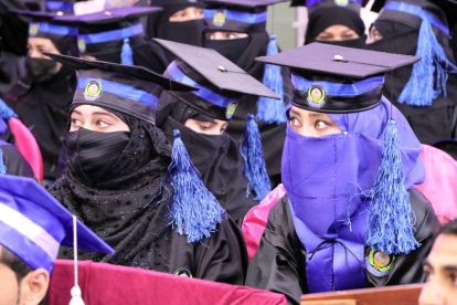Los talibanes prohíben a las mujeres estudiar en la universidad en Afganistán

