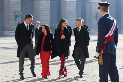 El rey pasa revista a las tropas ataviado con el traje de capitán general del Ejército del Aire.