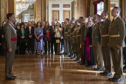 El rey pasa revista a las tropas ataviado con el traje de capitán general del Ejército del Aire.