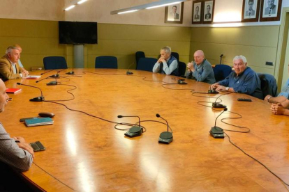 Reunió dels afectats pel tancament dels canals d'Urgell i el Segarra-Garrigues.