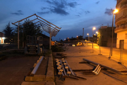 Imagen de los trabajos para desmontar los muelles de la estación de Tàrrega. 