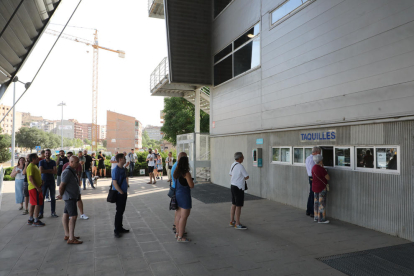 Ayer por la tarde se formaron colas frente a las taquillas del Espai Fruita-Barris Nord para conseguir entradas para el decisivo quinto partido de mañana.