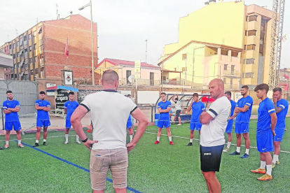 La plantilla del Tàrrega al completo, ayer, junto con el presidente institucional del club, Joan Capdevila.