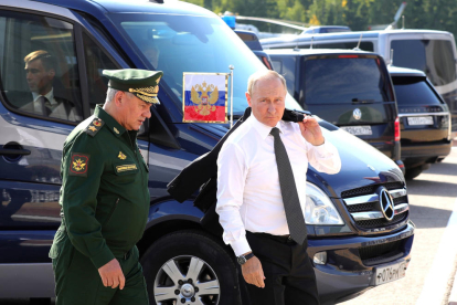 El ministre de Defensa rus, Serguei Xoigú, camina al costat del president, Vladímir Putin.