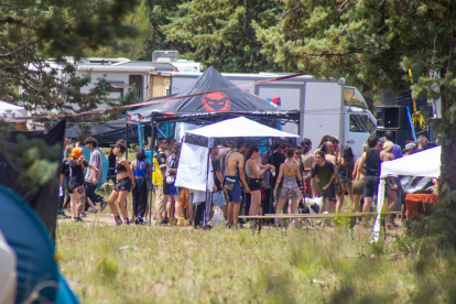 Participants a la ‘rave’ ballant ahir al migdia al campament que han muntat.