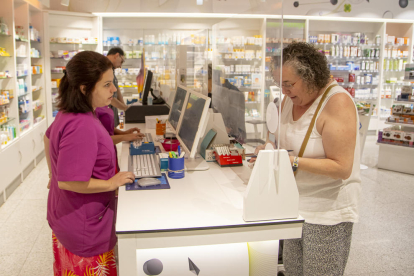 Farmacèutics i clients ja no estan obligats a portar mascareta.