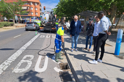 Un grup d’operaris escombra i neteja amb aigua a pressió la plaça Sant Jordi, ahir al matí.