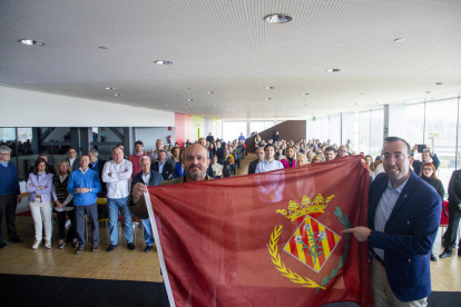 Alejandro Fernández i Xavi Palau, amb una bandera de Lleida abans de començar l’acte ahir a la Llotja.