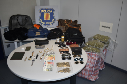 Marihuana, joies, rellotges, roba i diners decomissats al grup criminal que operava des de Tarragona.