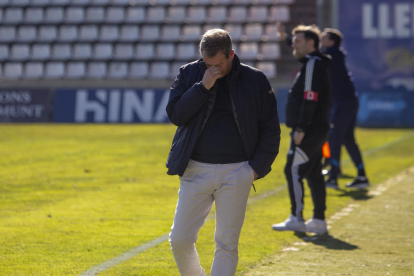 Ángel Viadero, abatido tras ver cómo a su equipo se le escapaban los puntos en su debut.