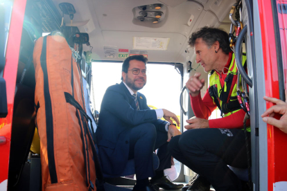 El president de la Generalitat, Pere Aragonès, dins d'un helicòpter dels Bombers.