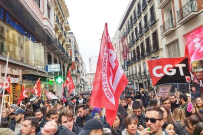 Diversos treballadors d'Inditex, en vaga, es manifesten per la millora de les seues condicions laborals al carrer Preciados, a 7 de gener de 2022, a Madrid (Espanya).