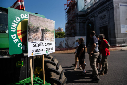 Agricultores del canal d’Urgell participaron en la manifestación y evidenciaron la crisis en la zona.