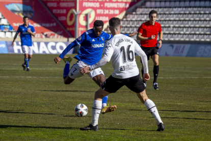 Alpha intenta superar un jugador del filial del València, en una acció del partit d’ahir.
