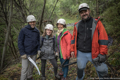 Voluntaris en un bosc del Sobirà.