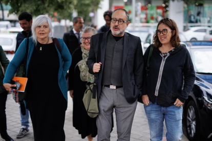 Antonio Baños llega junto a dirigentes de la CUP al juzgado.