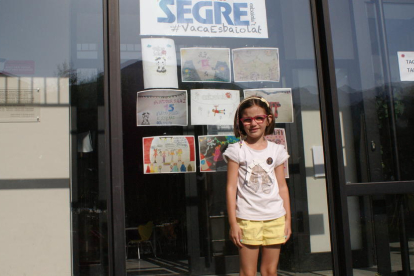 La guanyadora a l'exposició de dibuixos a Esterri d'Àneu.