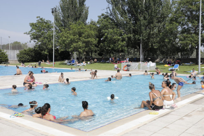 Imatge de banyistes a les piscines municipals de Balàfia, el 26 de juny passat.