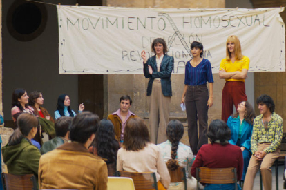 El incipiente Movimiento Homosexual de Acción Revolucionaria creado en Sevilla en 1978. En el centro, Alba Flores como Lole.