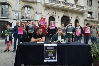 Un momento de la rueda de prensa delante de la sede del PSC en Lleida.