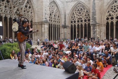 El claustro de la Seu Vella se llenó ayer de público familiar ávido de ‘titelles’.