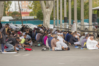 Musulmanes rezando en el recinto ferial el pasado viernes al no poder utilizar el Palau de Vidre. 