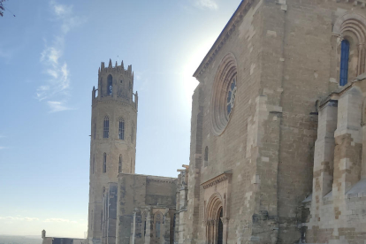 La inspectora Antònia Bardina, al costat del cotxe patrulla al Turó de la Seu Vella.