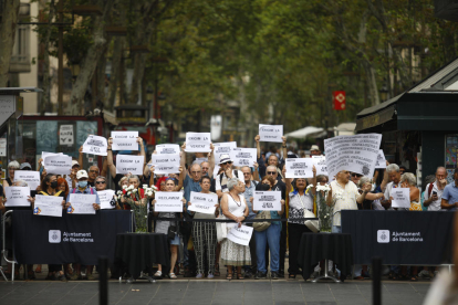 Protesta amb el lema 'Exigim saber la veritat' durant l'homenatge a les víctimes de l'atemptat del 17 d'agost a les Rambles.