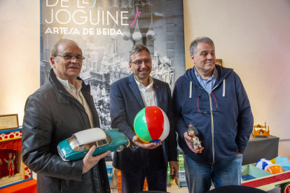 Manel Gigó, Pere Puiggròs i Jordi Clariana, en la presentació del Museu de les Joguines, ahir a Artesa de Lleida.