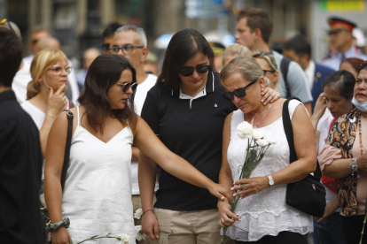 Familiares durante el homenaje a las víctimas del atentado del 17-A.