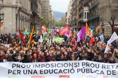Diverses persones es manifesten a la Via Laietana en el cinquè dia de vaga educativa


Data de publicació: dimecres 30 de març del 2022, 14:26

Localització: Barcelona

Autor: Blanca Blay